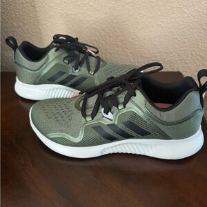 Adidas women’s shoes. Edgebounce. Size 8. Brand New.